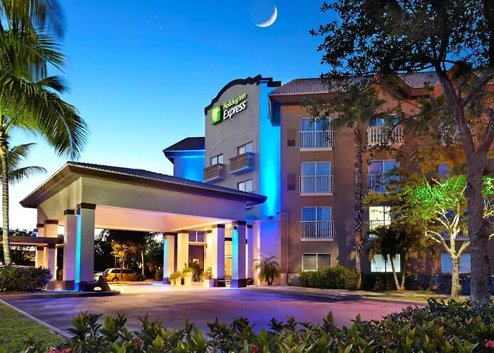 Holiday Inn Express & Suites Naples Downtown - 5Th Avenue By Ihg